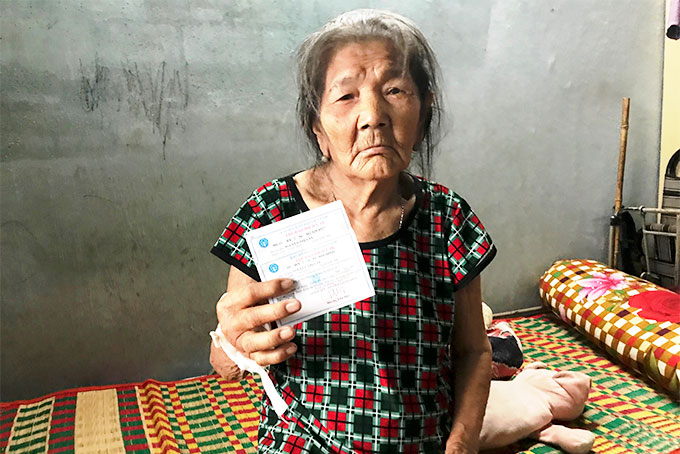 Bà Nguyễn Thị Lẫy được cấp trùng 2 thẻ bảo hiểm y tế.