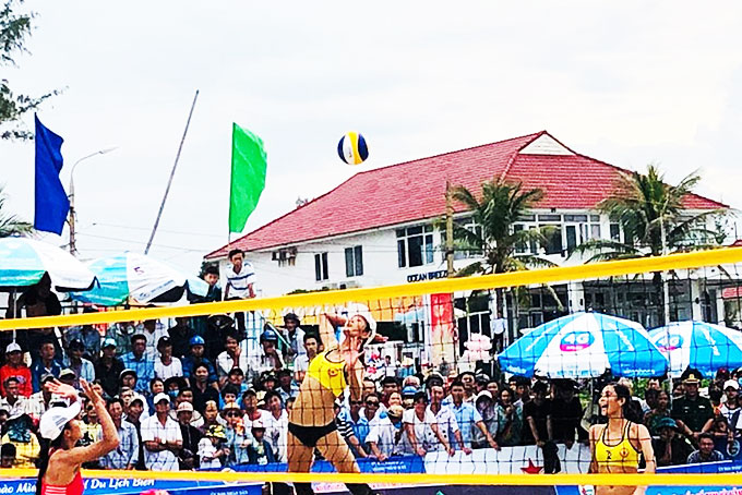 Các cô gái Sanest - Sanna Khánh Hòa thi đấu tại giải nữ quốc tế Tam Kỳ, Quảng Nam.