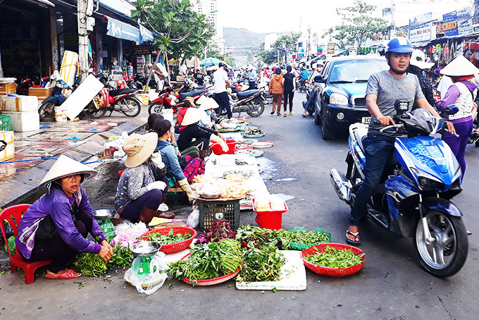Buôn bán ế ẩm, tiểu thương bỏ chợ