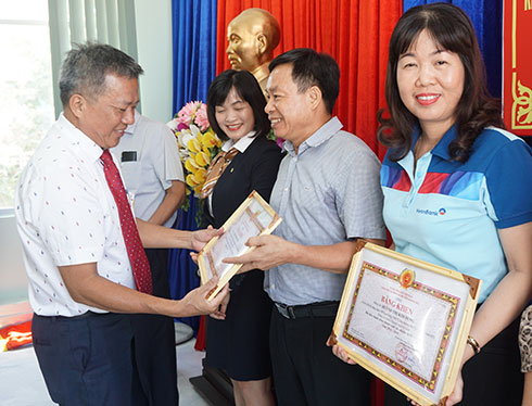 Ông Trần Xuân Lãm - Bí thư Đảng ủy Khối Doanh nghiệp tỉnh trao bằng khen cho các đảng viên.
