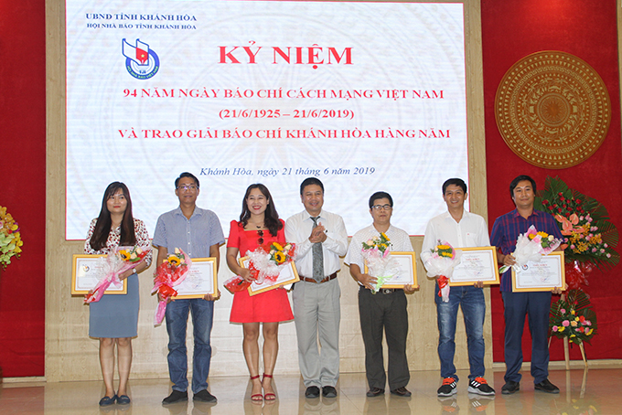 Lãnh đạo Hội Nhà báo tỉnh Khánh Hòa tặng giấy khen cho các hội viên tiêu biểu. 