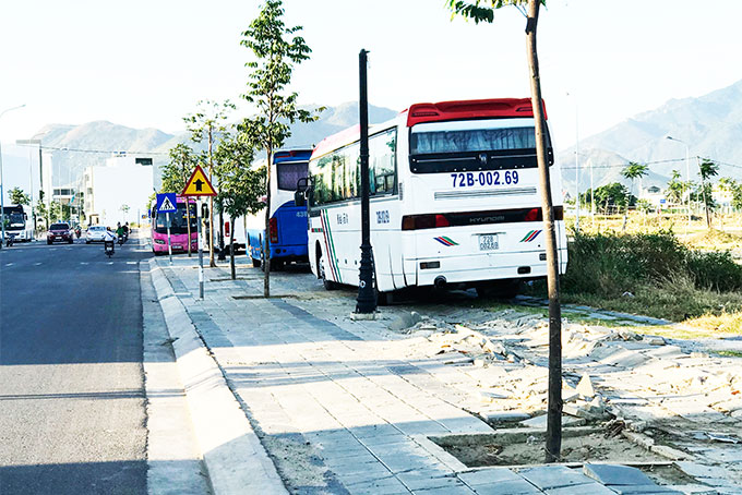 Vỉa hè thành bãi đậu xe