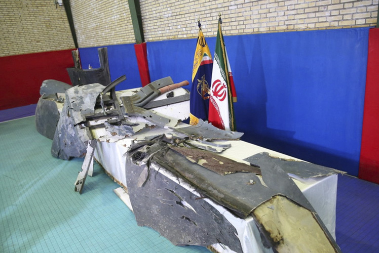Iran trưng mảnh vỡ máy bay không người lái Mỹ bị nước này bắn hạ. Ảnh: Reuters