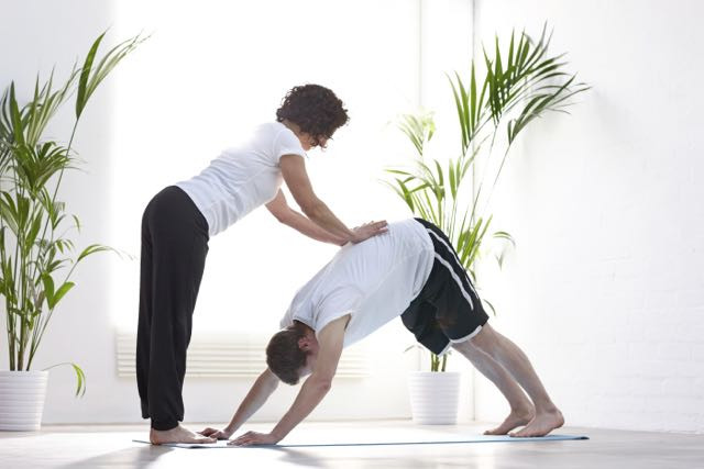 Therapy yoga có tác dụng trị liệu tốt với người đau cột sống.