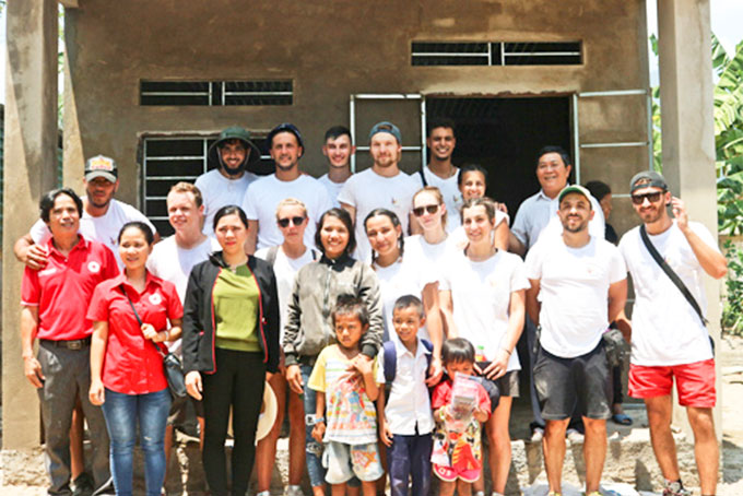 Các thành viên Hội từ thiện Isabelle đang hoàn thiện căn nhà cho chị Cao Thị Kim Huệ. 