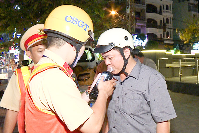 Xử phạt người điều khiển phương tiện vi phạm nồng độ cồn: Người dân hợp tác