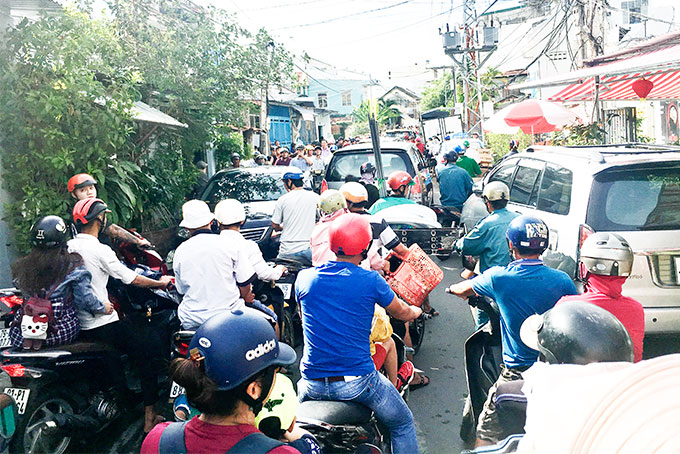 Tình trạng tắc nghẽn giao thông thường xảy ra  trên đường Phương Sài trong thời gian gần đây.