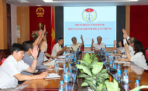 Các ủy viên biểu quyết bầu đại biểu dự Đại hội toàn quốc Hội Luật gia Việt Nam.