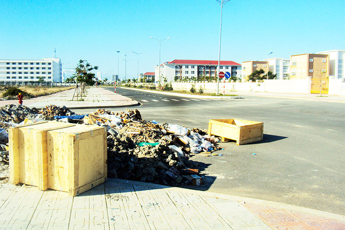 Rác, xà bần đổ bừa bãi
