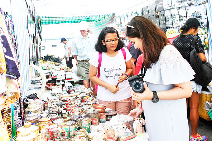Tourists buying souvenirs in Nha Trang