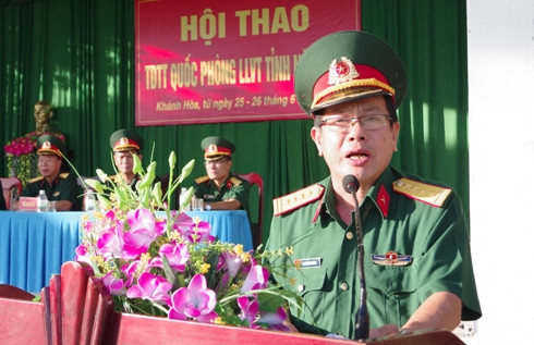Đại tá Nguyễn Văn Cường - Phó Chỉ huy trưởng Bộ CHQS tỉnh Khánh Hòa phát biểu khai mạc hội thao.