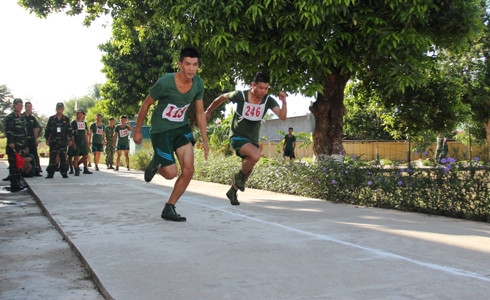 Các VĐV thi đấu nội dung chạy 100 mét.