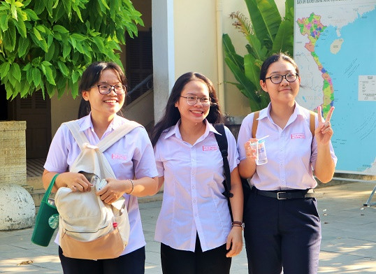 Nhiều thí sinh thi tại Trường THPT Lý Tự Trọng (TP. Nha Trang) khá thoải mái sau buổi thi môn Toán.