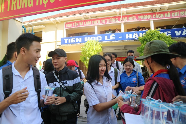 Lực lượng sinh viên tình nguyện túc trực hỗ trợ thí sinh. 