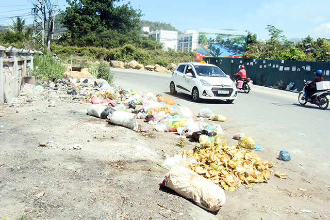 Rác chiếm lòng, lề đường