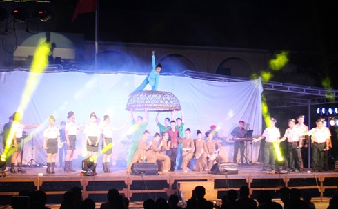 Các tiết mục hát múa đặc sắc tại đêm diễn.