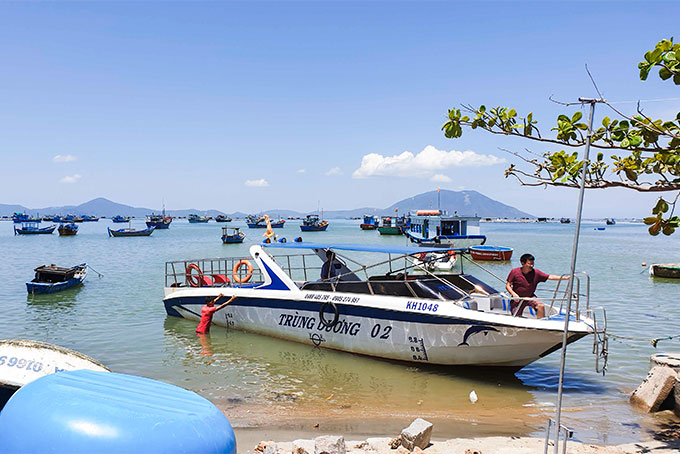 Ca-nô Trùng Dương 02 hoạt động chui đón khách đi đảo Điệp Sơn.