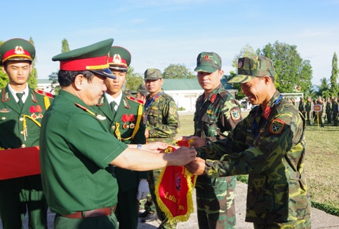 Leader of Khanh Hoa Provincial Military Headquarters offering commemorative flags to teams