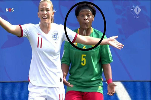 Hành động nhổ nước bọt của nữ tuyển thủ Cameroon.