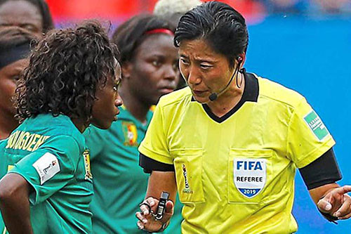 Nữ trọng tài Tần Lượng (phải) nhắc nhở cầu thủ nữ Cameroon. Ảnh: Reuters.