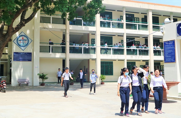 Buổi thi Khoa học tự nhiên: Một thí sinh bị đình chỉ thi do mang điện thoại di động vào phòng thi