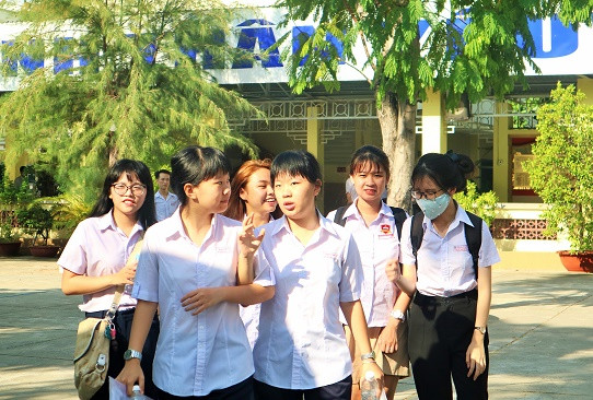 Thí sinh thi tại Trường THCS Thái Nguyên (TP. Nha Trang) sau buổi thi Ngoại ngữ. 