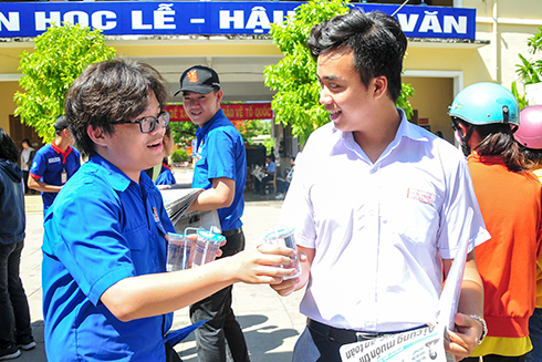 Tình nguyện viên phát nước uống cho thí sinh tại điểm thi Trường THPT Lý Tự Trọng (TP. Nha Trang).