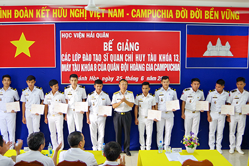 Lãnh đạo Học viện Hải quân trao chứng nhận tốt nghiệp cho các học viên.