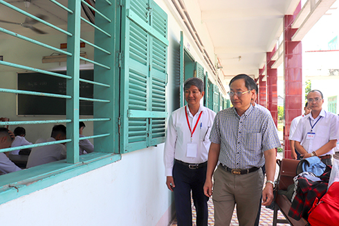 Đồng chí Nguyễn Đắc Tài kiểm tra tại điểm thi Trường THPT Hoàng Hoa Thám.  
