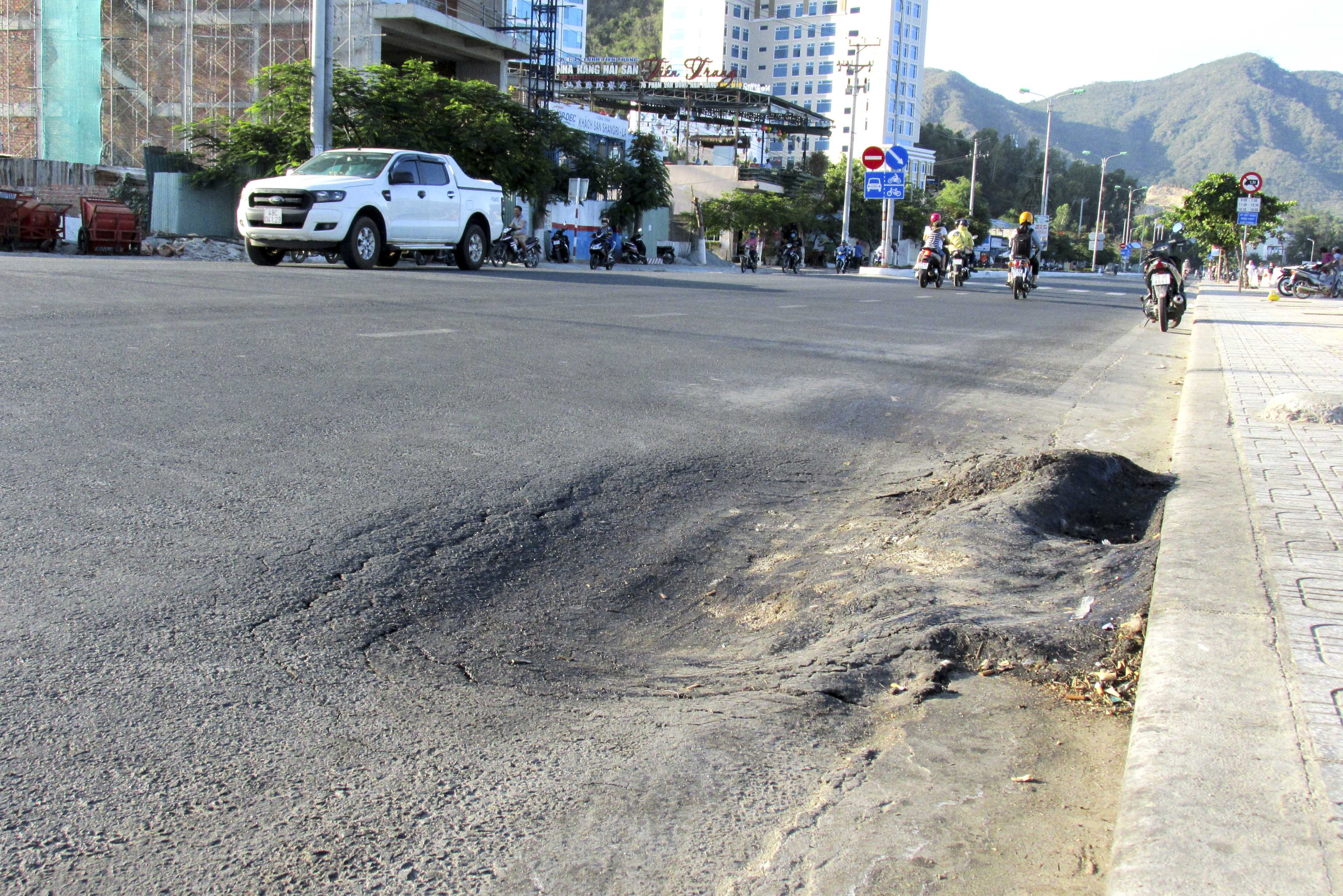 Mặt đường bị sụt lún