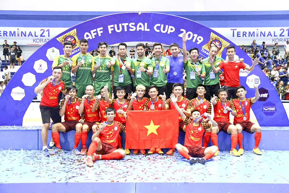 Đội bóng Sanvinest Sanatech Khánh Hòa nhận huy chương bạc giải đấu.