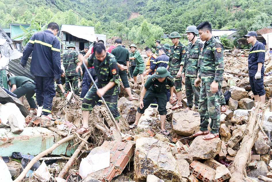 Lực lượng Bộ đội Biên phòng tỉnh tham gia khắc phục hậu quả sạt lở đất tại xã Phước Đồng năm 2018.