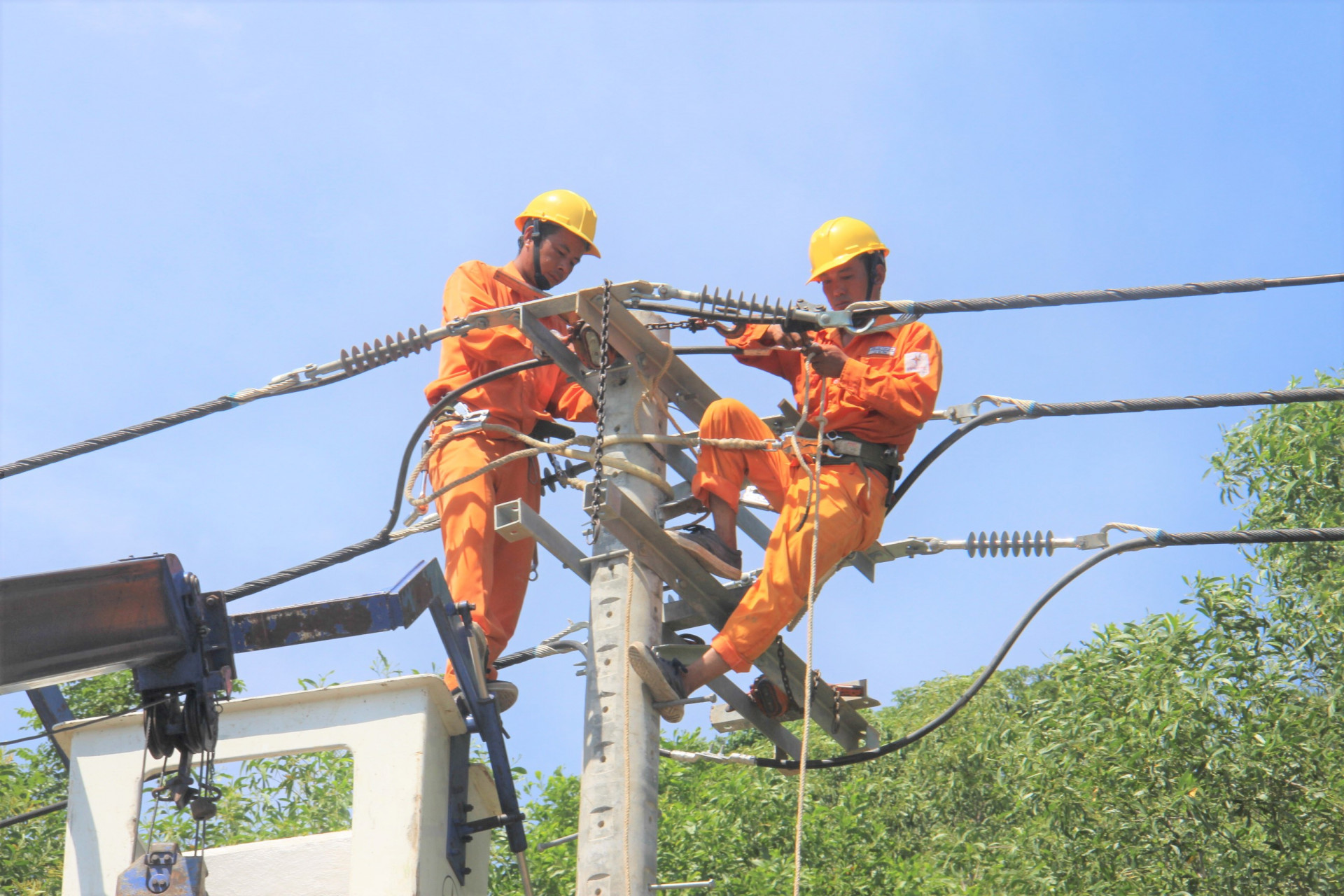 Phát triển lưới điện gặp nhiều khó khăn.