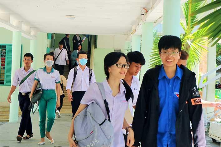 Thí sinh tại điểm thi Trường THPT Nguyễn Văn Trỗi (TP. Nha Trang) sau buổi thi Khoa học xã hội sáng 27-6. 