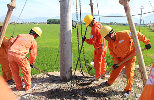 Chèn bê tông phần hố móng trụ điện