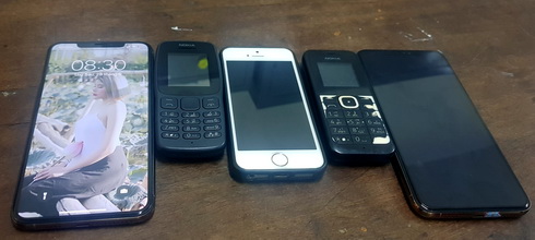 Điện thoại dùng để liên lạc trong các phi vụ của các đối tượng trong đường dây mua bán thuốc lắc.