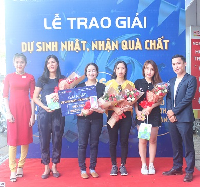 Đại diện MobiFone Khánh Hòa trao giải nhất cho các khách hàng.