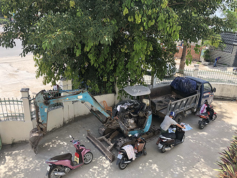 Tang vật là một máy múc và một xe tải được tạm giữ tại UBND xã Phước Đồng