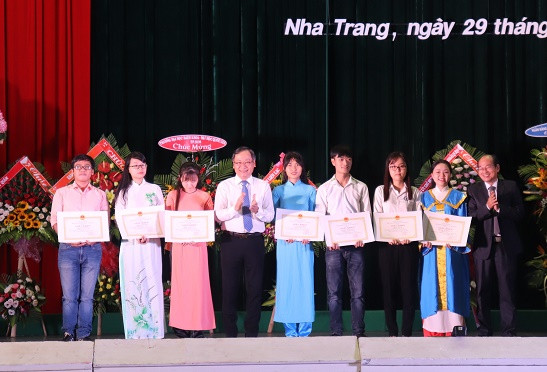Đồng chí Nguyễn Đắc Tài trao giấy khen cho các tập thể đạt thành tích. 