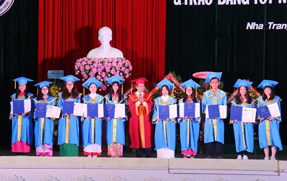 Nhà trường trao bằng tốt nghiệp và giấy khen cho các sinh viên giỏi. 