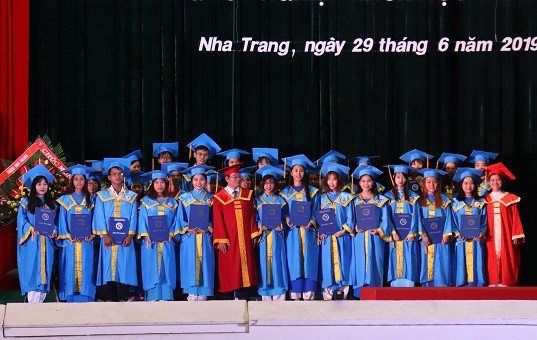 Các sinh viên khóa 2016-2019 nhận bằng tốt nghiệp. 