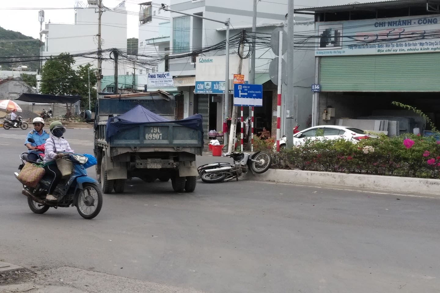 Xe tải chạy ngược chiều tông xe máy