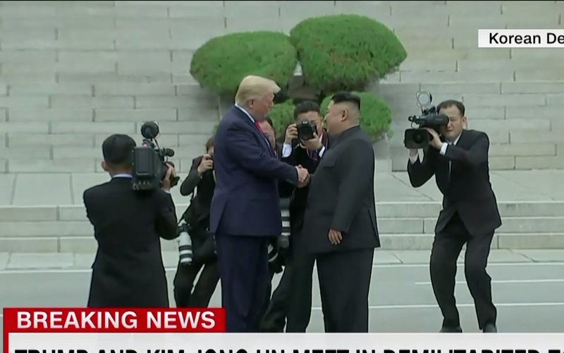 Tổng thống Trump và Chủ tịch Kim Jong-un bắt tay nhau tại DMZ. Ảnh: CNN
