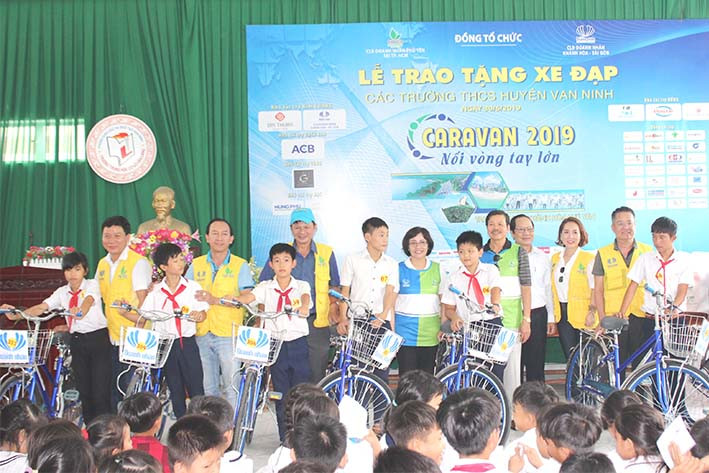 Đại diện Câu lạc bộ Hội Doanh nhân Khánh Hòa - Sài Gòn trao xe đạp cho học sinh nghèo huyện Vạn Ninh.