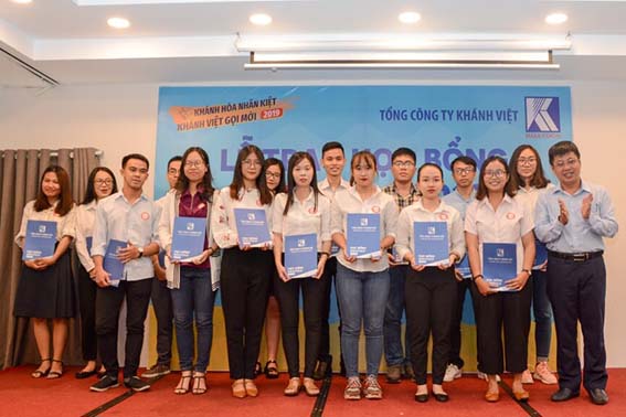 Trao học bổng cho 103 sinh viên