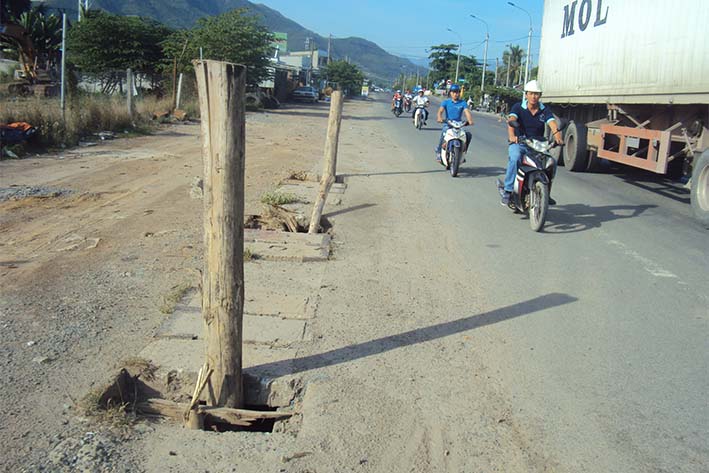 Hố trên quốc lộ