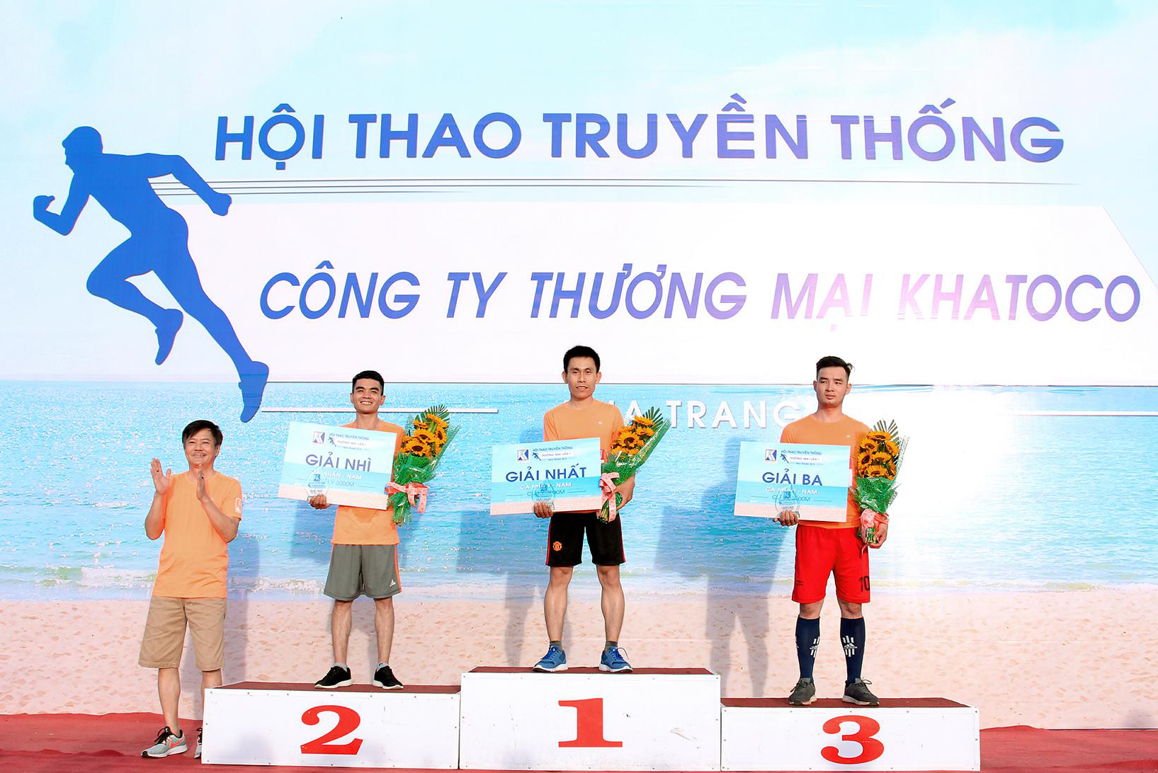 Le Tien Anh, CEO of Khanh Viet Corporation, and winners of men’s 3km run 