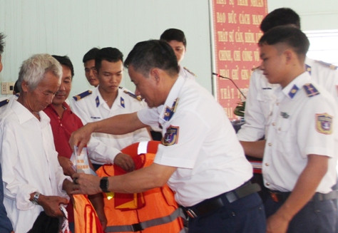 Thiếu tướng Đỗ Hồng Đó trao quà tặng các gia đình ngư dân.