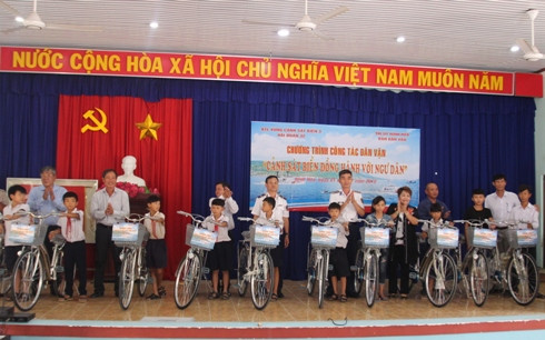 Các đại biểu trao tặng xe đạp cho các em học sinh.