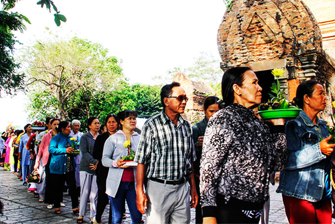 Người dân và khách hành hương đến hành lễ ở di tích Tháp Bà Ponagar.  